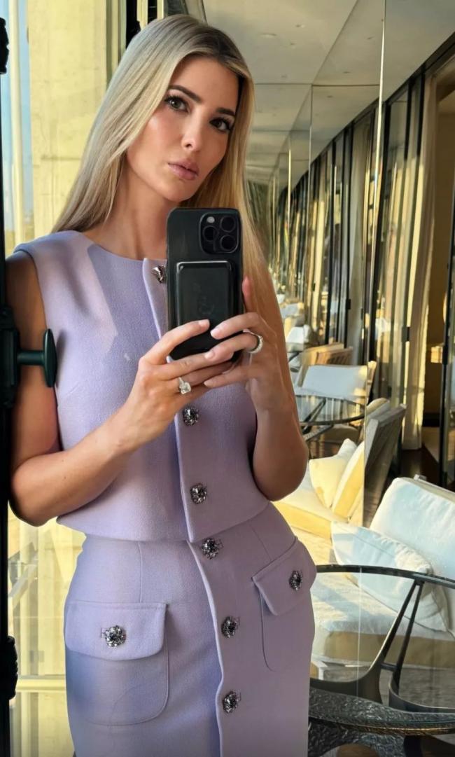 43岁伊万卡巴黎惊艳亮相闪瞎眼!360°无死角美丽频遭质疑:这是又动脸了 43岁伊万卡巴黎惊艳亮相闪瞎眼!360°无死角美丽频遭质疑:这是又动脸了