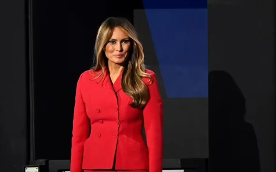 43岁伊万卡巴黎惊艳亮相闪瞎眼!360°无死角美丽频遭质疑:这是又动脸了 43岁伊万卡巴黎惊艳亮相闪瞎眼!360°无死角美丽频遭质疑:这是又动脸了