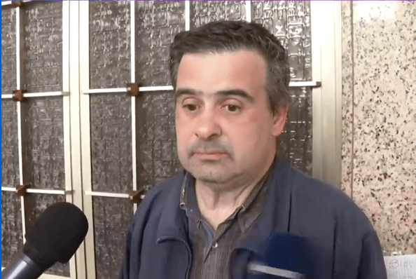 50岁的洛伦佐·卡博内在家门前被电视台记者拦截采访,他停下来面对镜头。 50岁的洛伦佐·卡博内在家门前被电视台记者拦截采访,他停下来面对镜头。