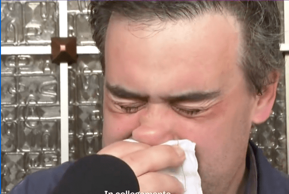 洛伦佐突情绪崩溃,不能自已。 洛伦佐突情绪崩溃,不能自已。