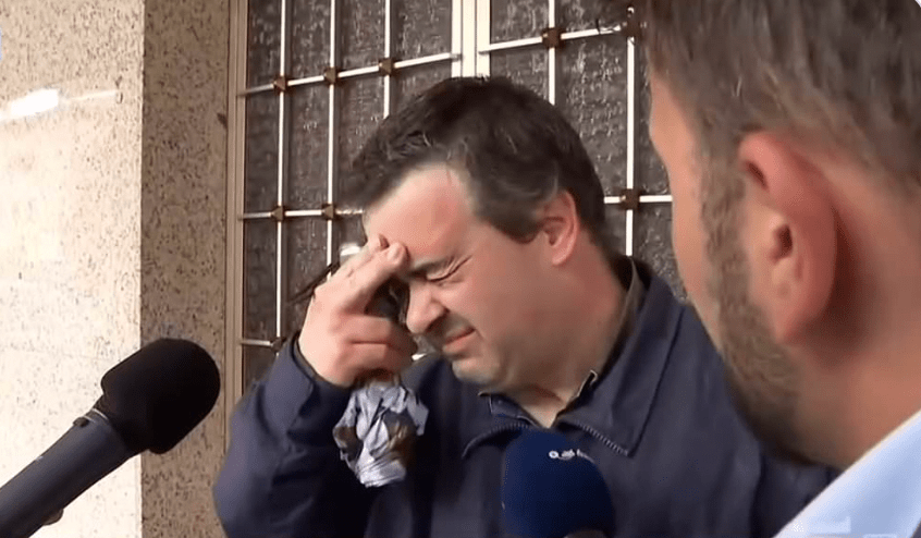 洛伦佐抽泣着重复地说:「我勒死了她,我不知道为什么会这么做,我不知道为什么会这么做。」 洛伦佐抽泣着重复地说:「我勒死了她,我不知道为什么会这么做,我不知道为什么会这么做。」