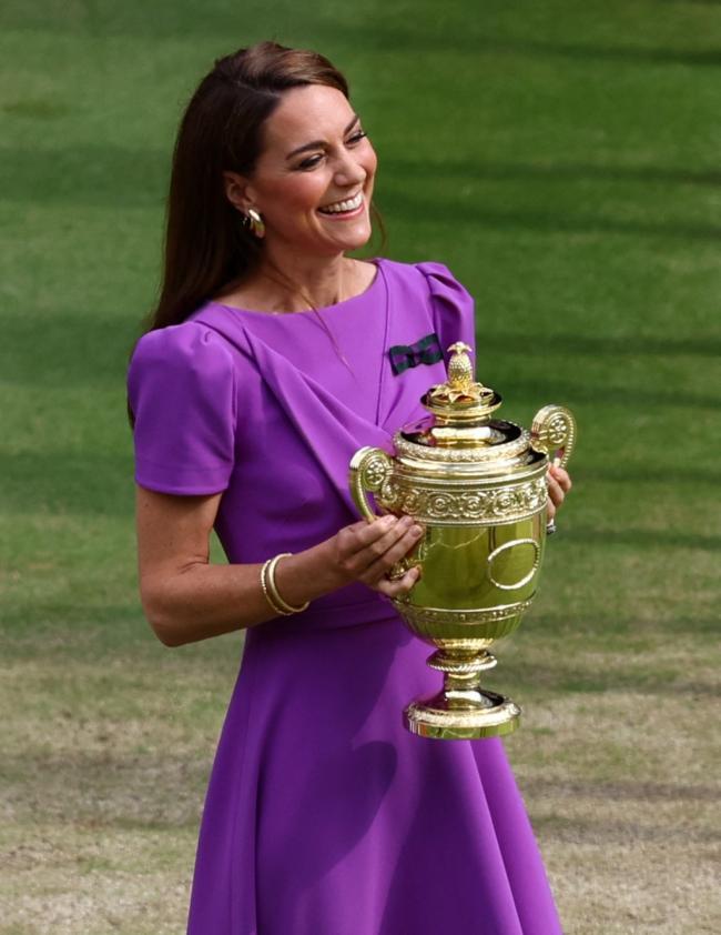 凯特王妃结束化疗后首次现身!开路虎带威廉出行,衣着精致耳环耀眼夺目 凯特王妃结束化疗后首次现身!开路虎带威廉出行,衣着精致耳环耀眼夺目