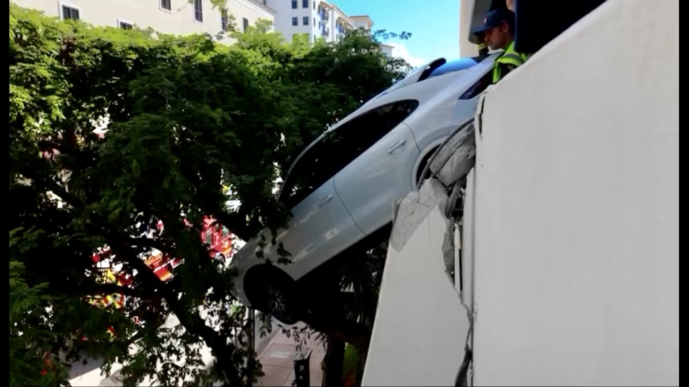 白色保时捷卡在半空中。 Miami Fire Rescue 白色保时捷卡在半空中。 Miami Fire Rescue