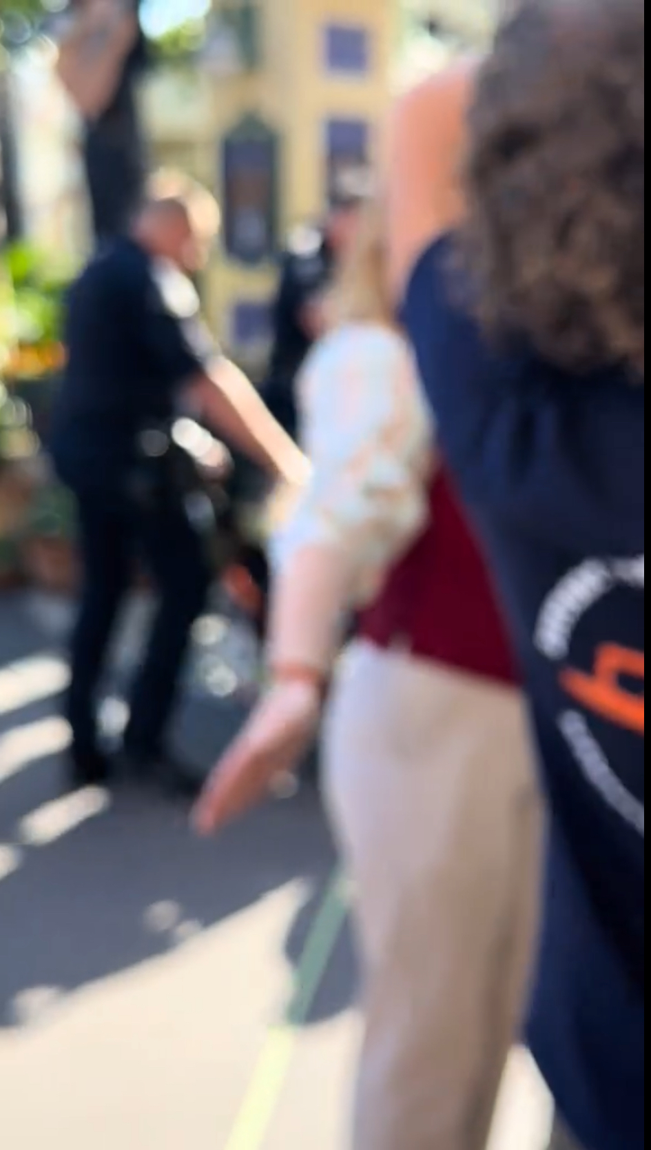 片中还传出幼女用西班牙语哭喊「救命」。 
<div class=