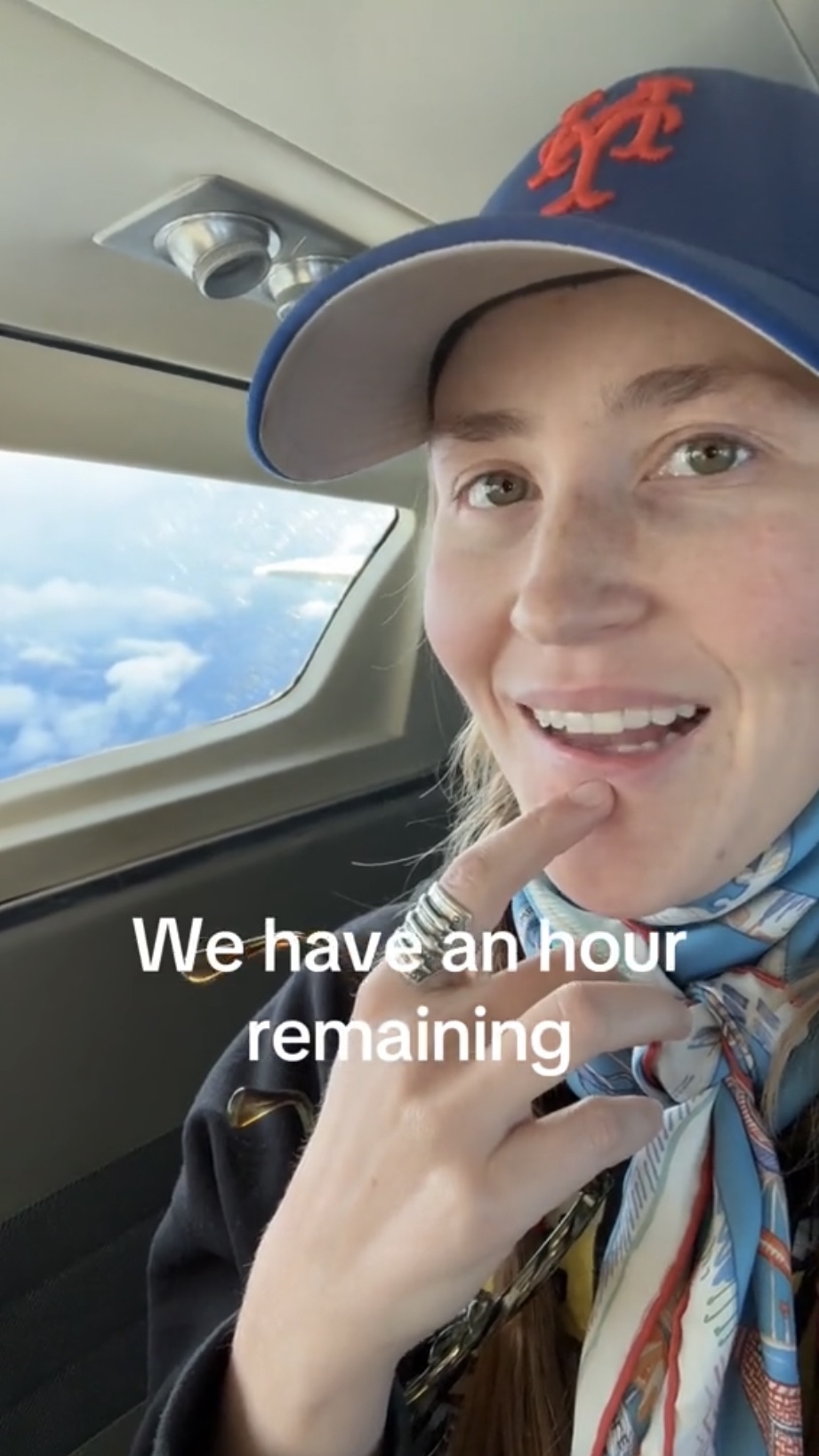 女子表情超无奈。 影片截图 女子表情超无奈。 影片截图