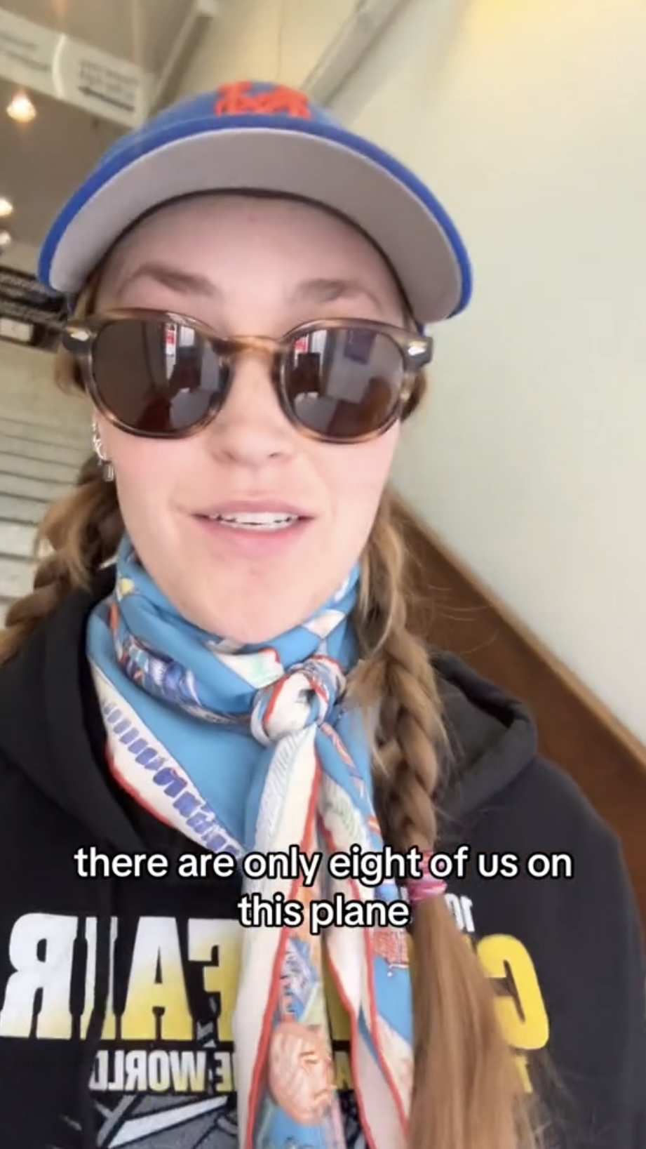 女子原本只想纪录旅游,小型飞机上只有8名乘客。 影片截图 女子原本只想纪录旅游,小型飞机上只有8名乘客。 影片截图