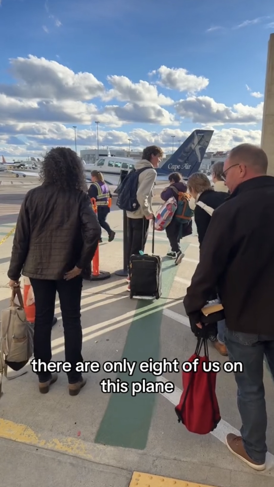 只有8名乘客。 影片截图 只有8名乘客。 影片截图