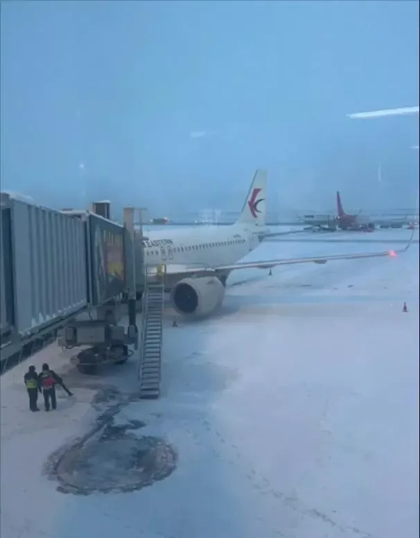 网友配文称,落地20分钟,救护车还没到