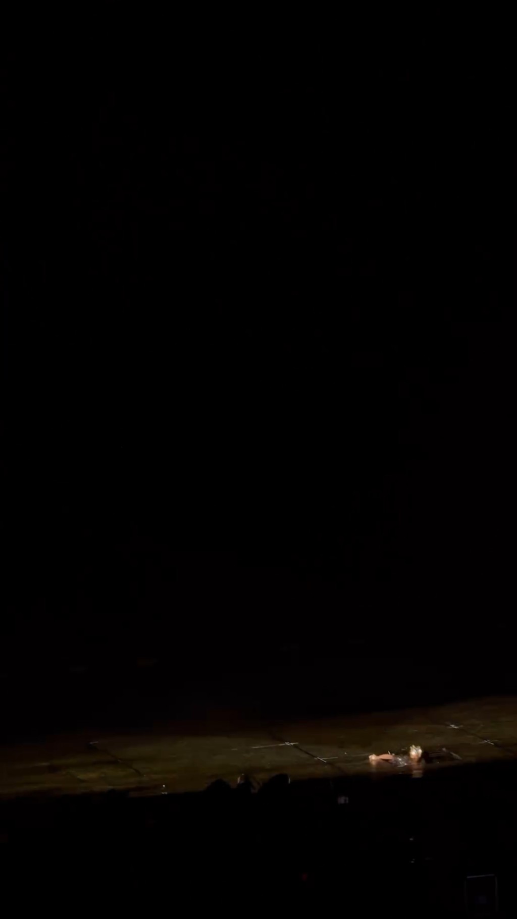 影片可见,郭富城用手挡住台边。 影片可见,郭富城用手挡住台边。