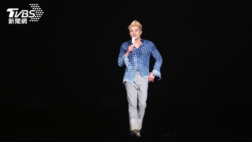 据台媒报道,郭富城演唱到一半,竟意外受伤溅血。(《TVBS新闻网》图片) 据台媒报道,郭富城演唱到一半,竟意外受伤溅血。(《TVBS新闻网》图片)