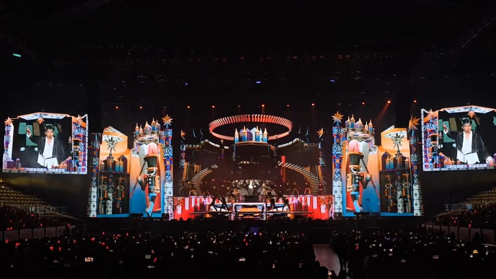 郭富城在堕台后,很快便回到台上又唱又跳,尽显天王专业态度。 郭富城在堕台后,很快便回到台上又唱又跳,尽显天王专业态度。