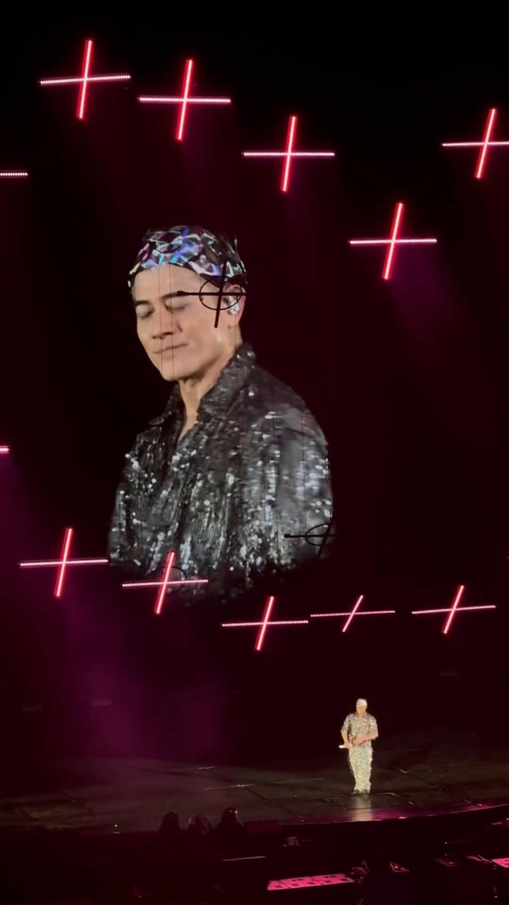 郭富城本来在台上比心心。 郭富城本来在台上比心心。