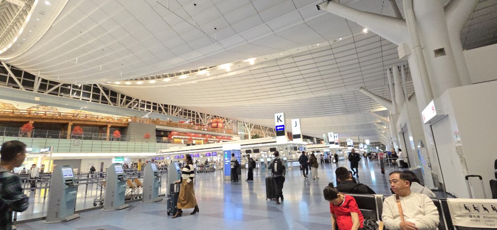 旅客离境前须将欲退税商品提交税关确认。 旅客离境前须将欲退税商品提交税关确认。