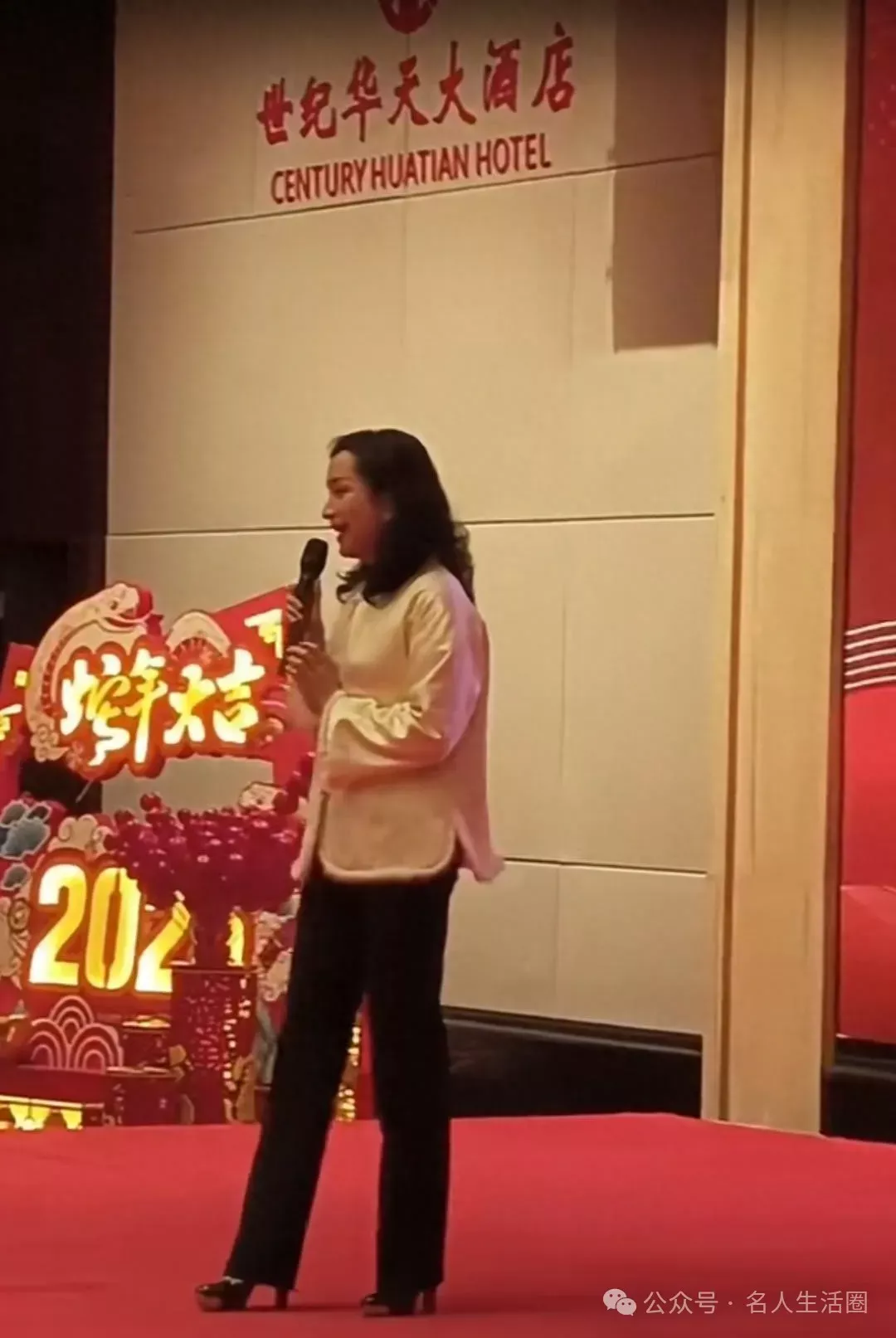 “军中妖姬”汤灿湖南献唱,打扮朴素,变化很大