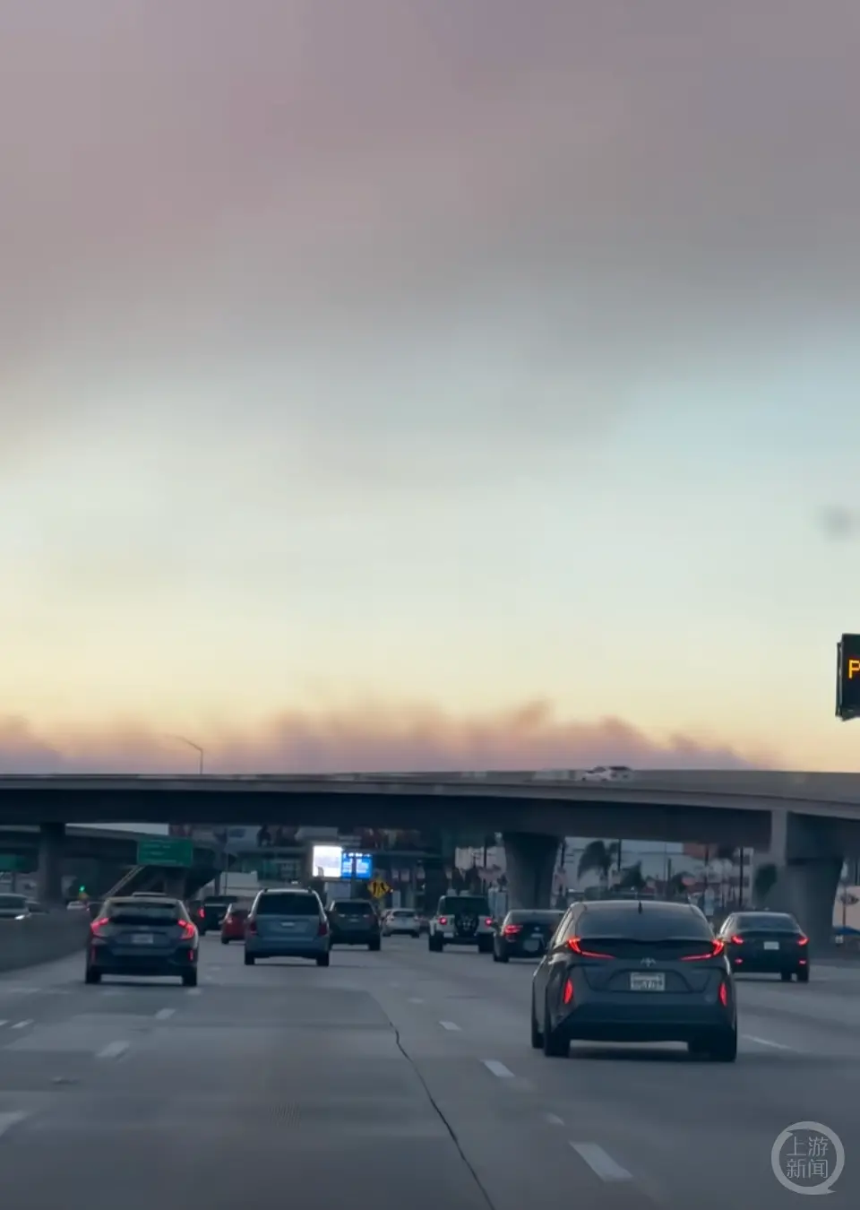 &ldquo;马克Malik&rdquo;在车上拍到的山火浓烟。受访者