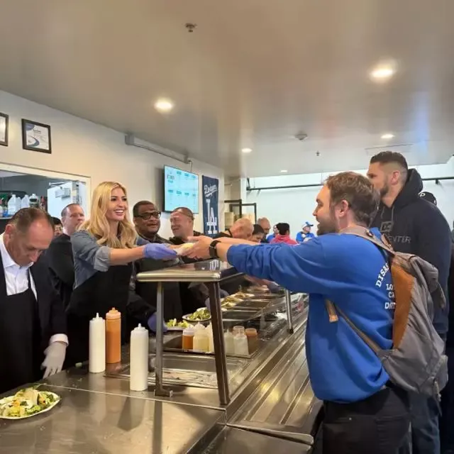 43岁伊万卡前往洛杉矶灾区，为灾民们打饭获赞