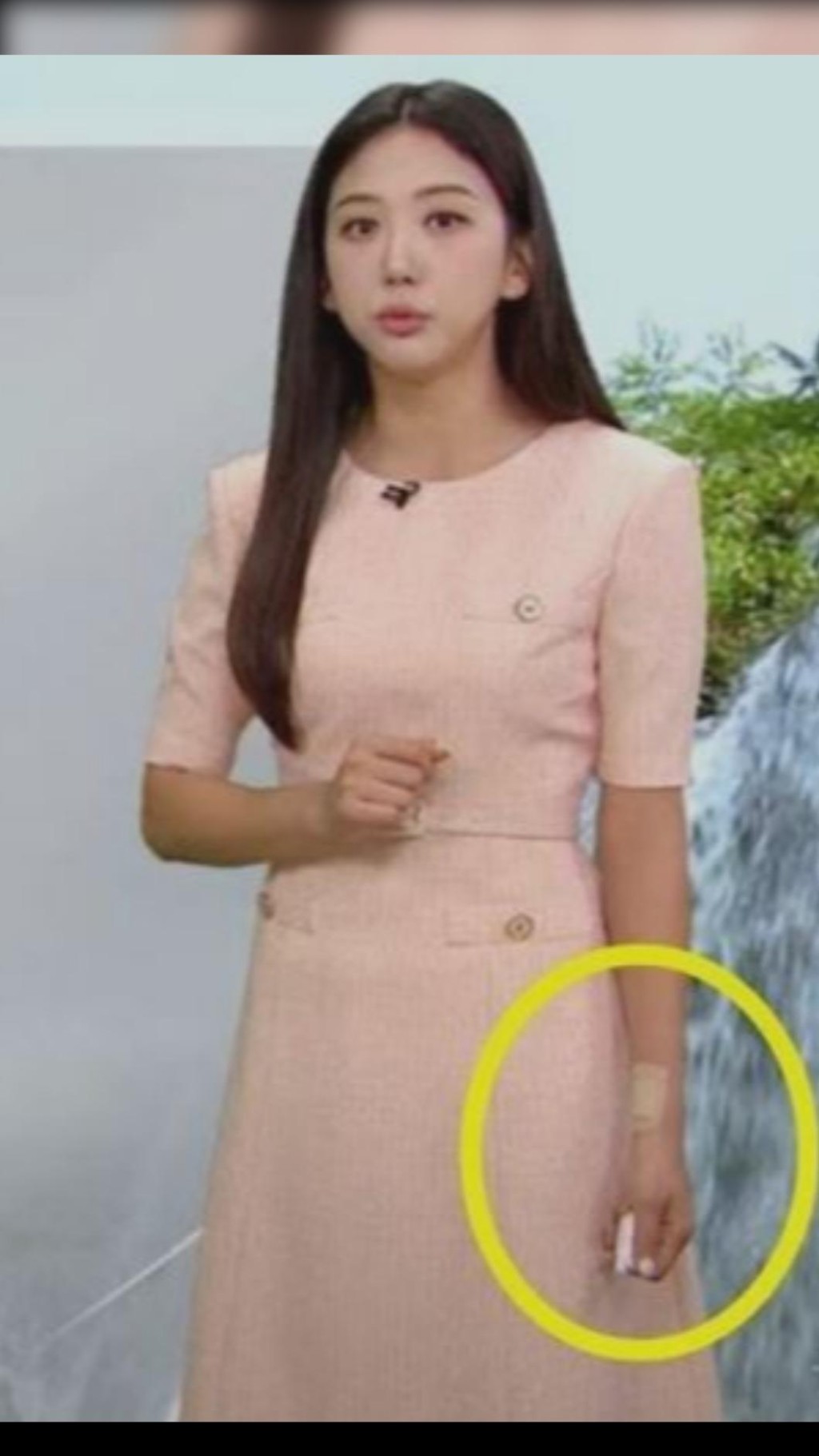 吴尤安娜左手上有胶布，疑掩盖自残痕迹。（网络图片）