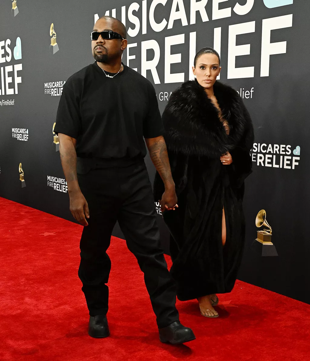 葛莱美红毯：肯爷妻突然&ldquo;脱光&rdquo; 全裸露三点 被赶出场