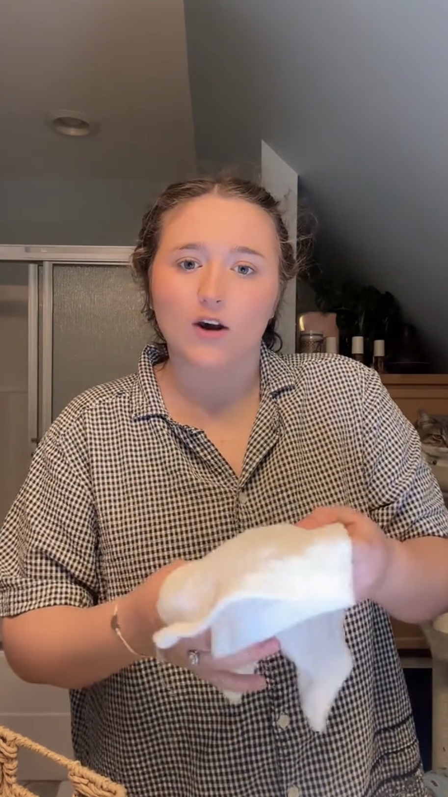 贾兹敏一边折毛巾一边回应网友质疑。 TikTok