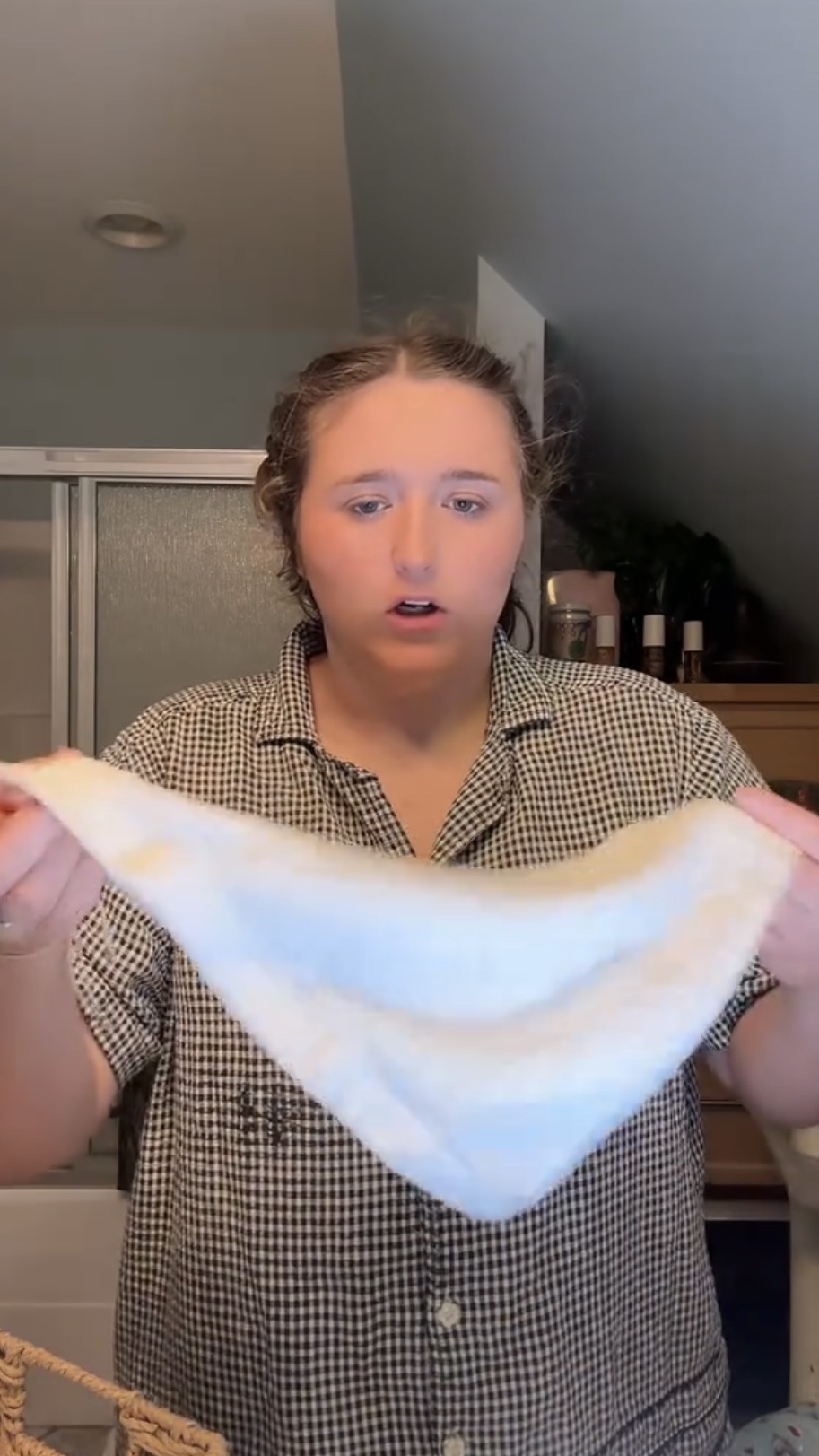 贾兹敏一边折毛巾一边回应网友质疑。 TikTok