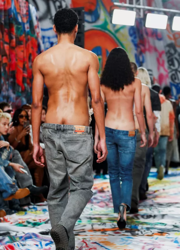 “臀沟牛仔裤”亮相!网友崩溃:不想活在这样的世界