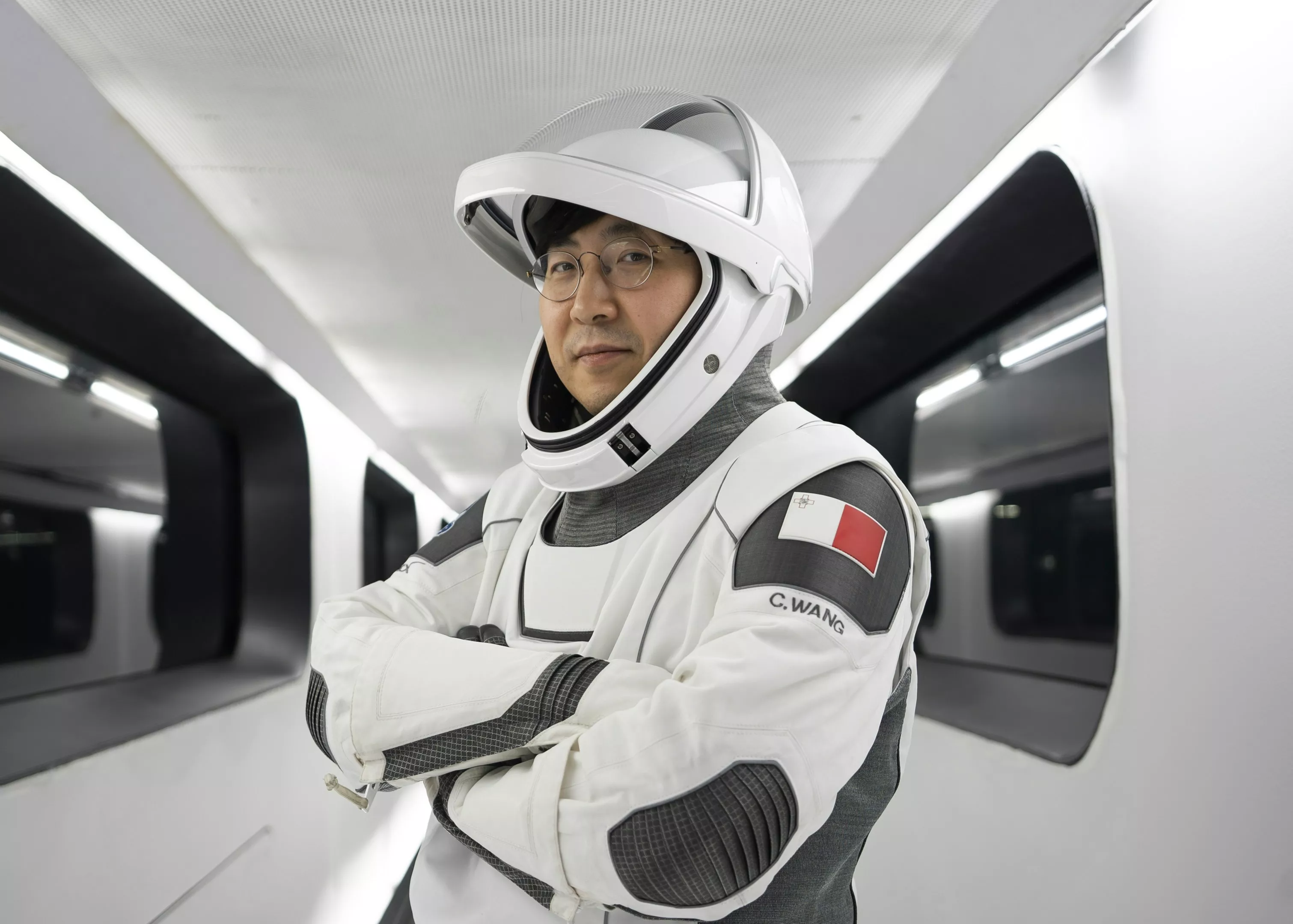 华人加密货币富豪 携手SpeaceX 首次绕飞地球南北极