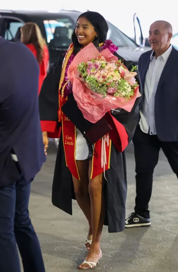 科比遗孀惊艳女儿的毕业礼，无名指戴大钻戒