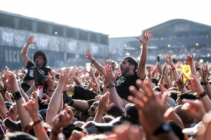 法国音乐节145人遭针扎 疑犯针对少女施袭 12人被捕