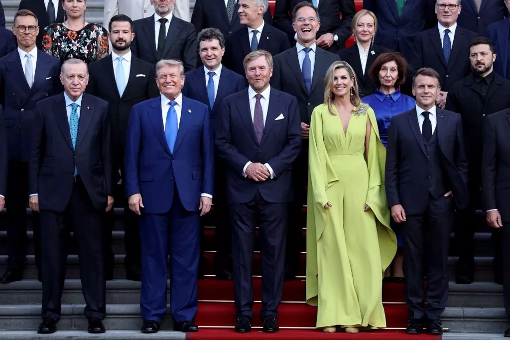 荷兰王后现身北约艳光四射 偷学川普动作笑翻网友