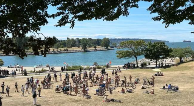 温哥华百人裸体踏单车 途人忙打卡交通一度受阻 温哥华百人裸体踏单车 途人忙打卡交通一度受阻