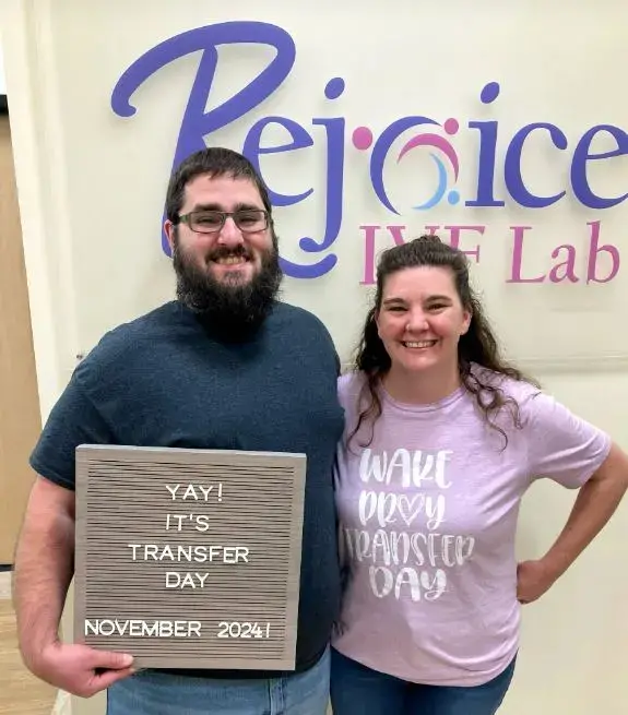 ▲移植胚胎当天，林赛和蒂姆&middot;皮尔斯合影