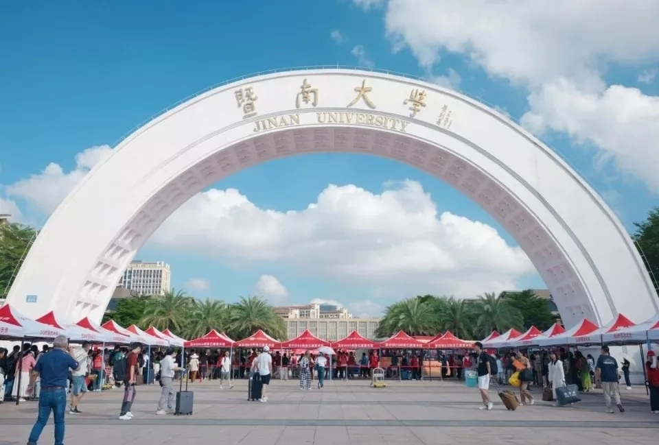 全红婵已到暨南大学报到，与院长苏炳添合影留念