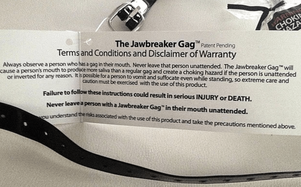 照片中的其中两张，疑似是性玩具的照片，其中一张拍下一条黑皮带，附上一张教导增加性趣的纸条。