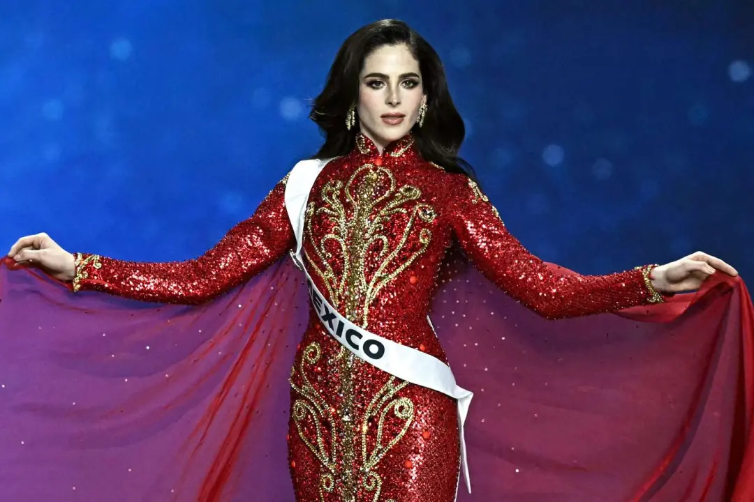 芬兰选美冠军做眯眯眼手势 因歧视中国人被撤头衔！