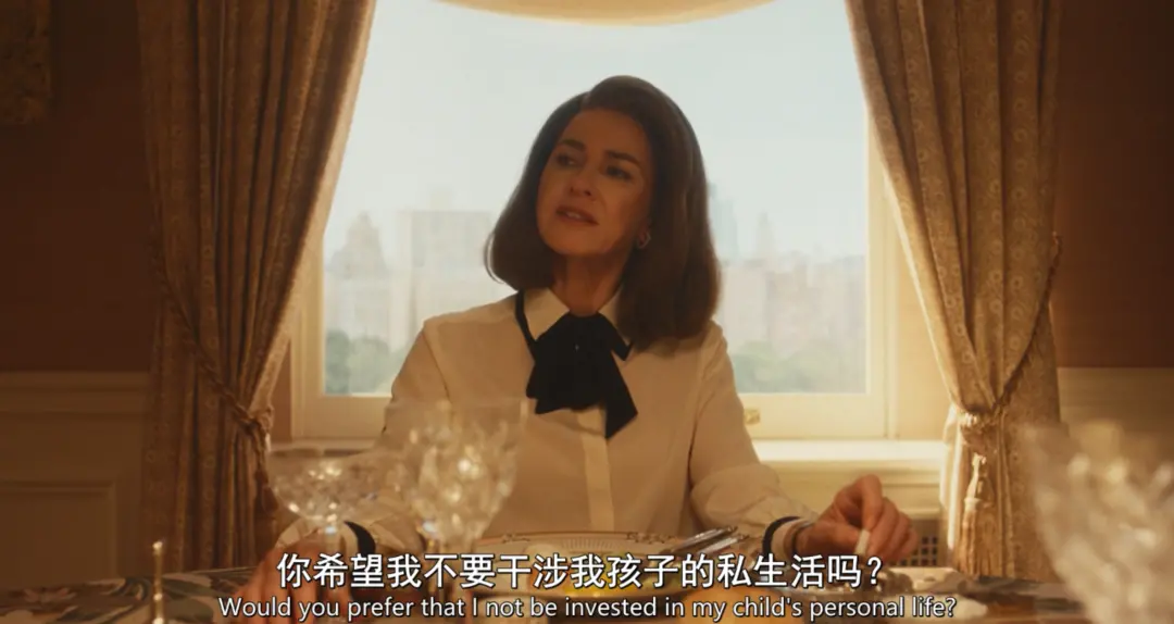 演员娜奥米&middot;沃茨饰演杰奎琳&middot;肯尼迪。（图/《爱情故事：小约翰&middot;肯尼迪与卡罗琳&middot;贝塞特》）