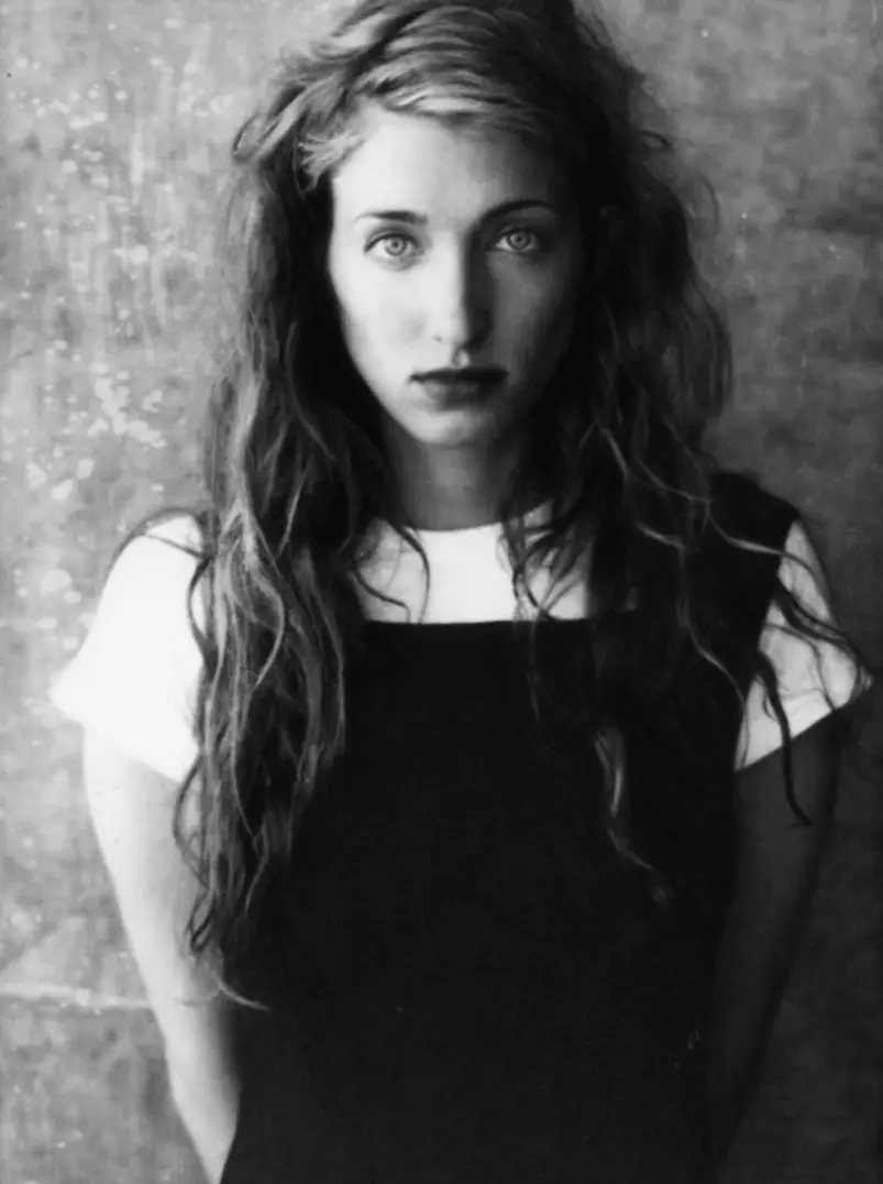 Calvin Klein前妻Kelly Rector因剧集播出，在社交媒体上晒出曾经一起共事的卡罗琳的旧照。（图/Instagram@kellyaklein）