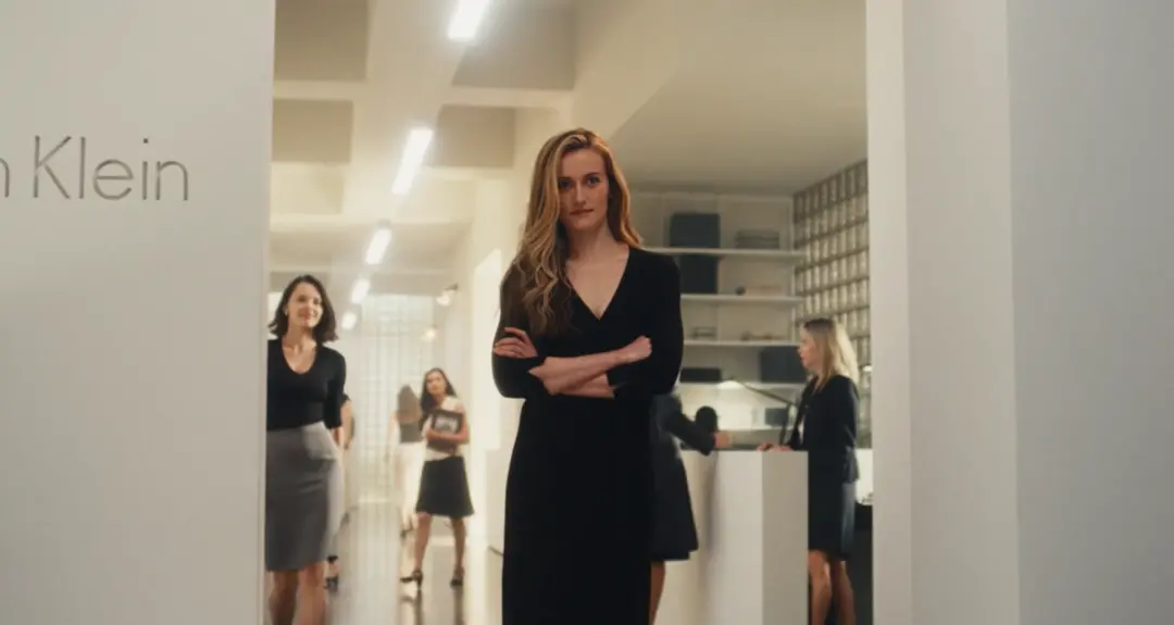 卡罗琳在CK办公室，空间设计和人物穿搭都代表极简主义美学。（图/《爱情故事：小约翰&middot;肯尼迪与卡罗琳&middot;贝塞特》）