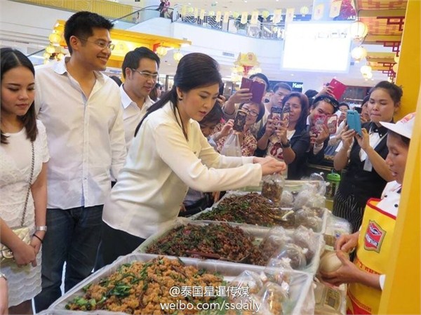 图为泰国前总理英拉现身曼谷The Mall商场,购买素食。