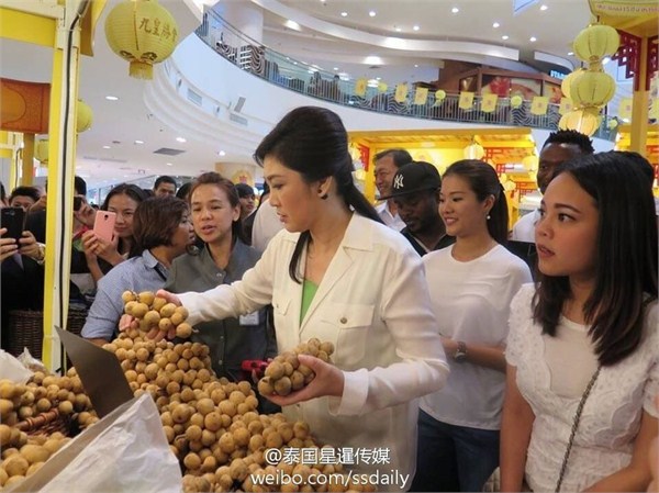 图为泰国前总理英拉现身曼谷The Mall商场,购买素食。