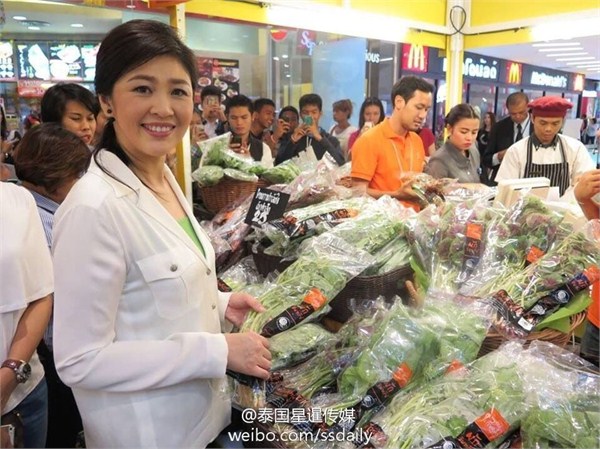 图为泰国前总理英拉现身曼谷The Mall商场,购买素食。