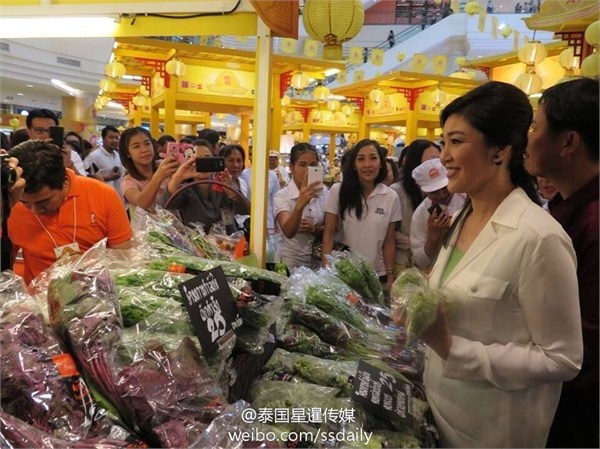 图为泰国前总理英拉现身曼谷The Mall商场,购买素食。