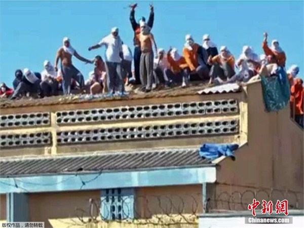 巴西巴拉纳州监狱爆发骚乱 囚犯扒光警卫