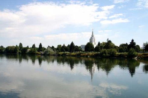 那个尖顶的白色建筑,就是摩门教的教堂了。