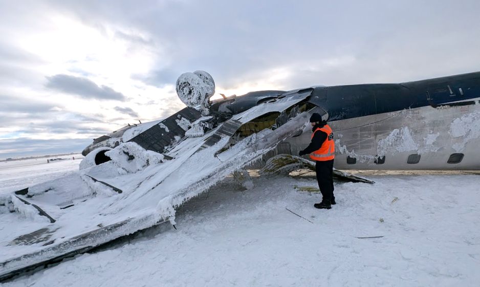 一架达美航空的飞机于2025年2月19日倒置在多伦多皮尔逊国际机场。照片来源:交通安全委员会