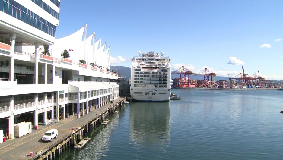 2023年4月12日,蓝宝石公主号邮轮抵达位于加拿大温哥华的温哥华加拿大广场港口。(CityNews 图片)