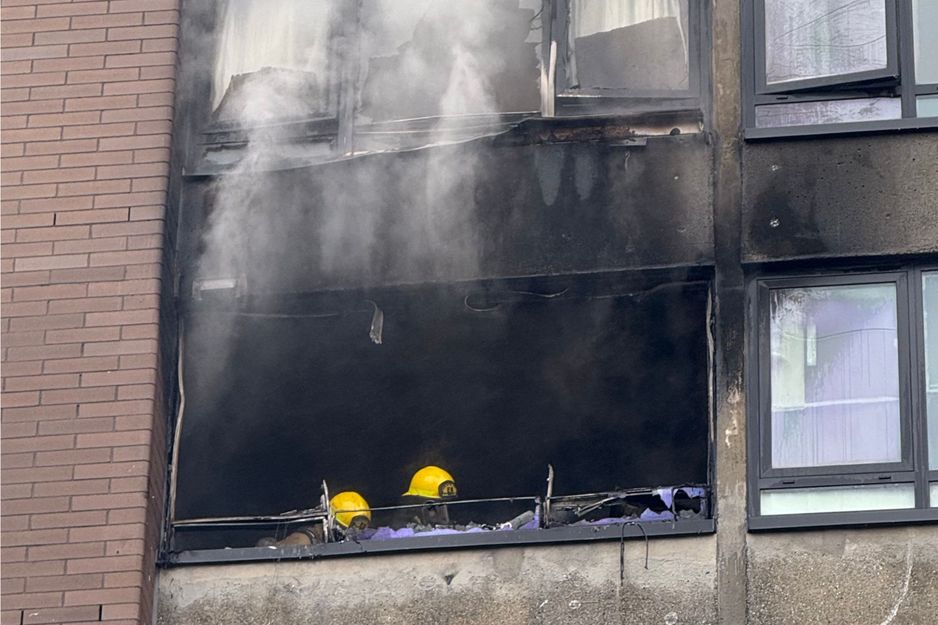 温哥华消防队在西区公寓进行灭火