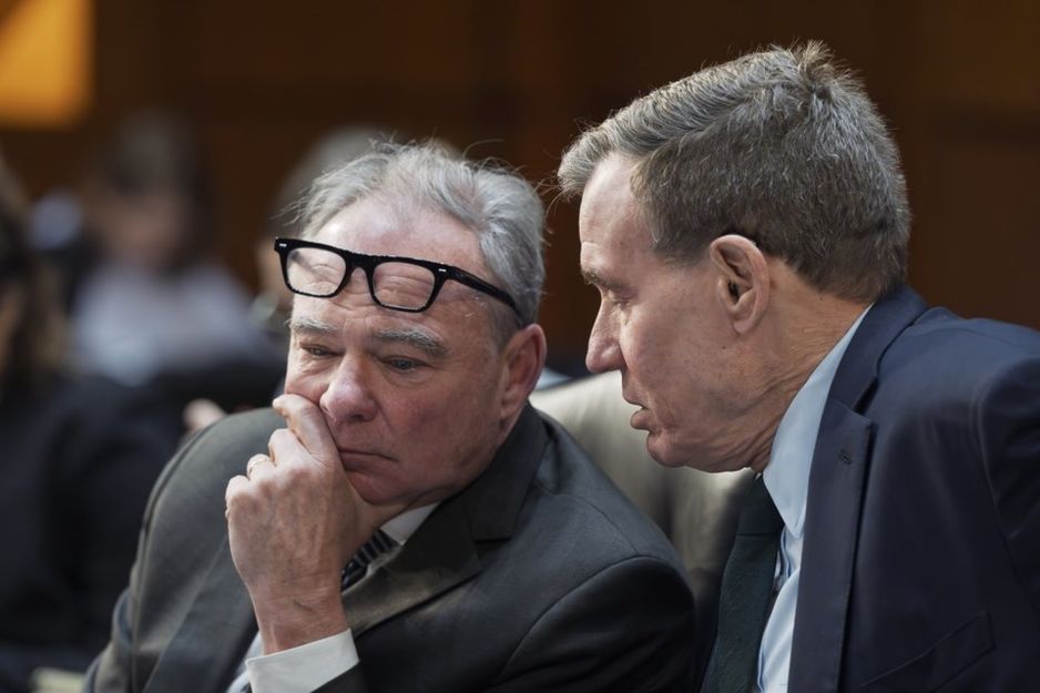 美国参议员Tim Kaine(左)与Mark R. Warner在2025年2月12日华盛顿的国会大厦进行会谈。 加拿大新闻社/AP, J. Scott Applewhite