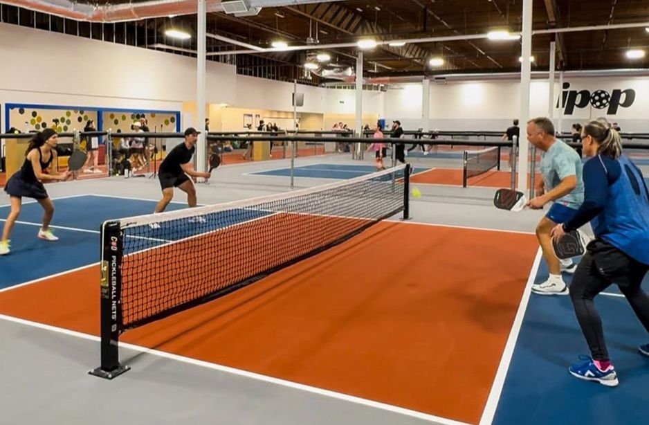 全新的30,000平方英尺的球拍运动中心在温哥华大都会区正式开幕