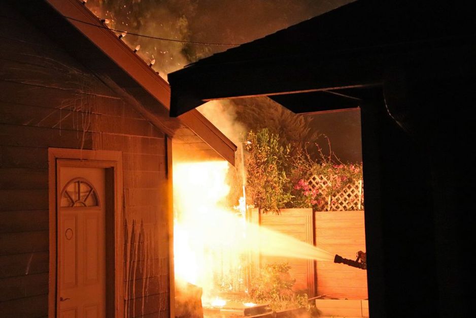 素里消防部门在凌晨1:30左右接到关于113A大道和126A街附近火灾的报告。(来源：1st Due Media)