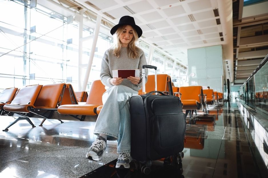 2025年,加拿大旅客在国际旅行中遇到航班延误,可能有资格获得超过金钱赔偿的权益,包括因航班延误而损失的工资。图源:ozgurcankaya/E+/Getty Images